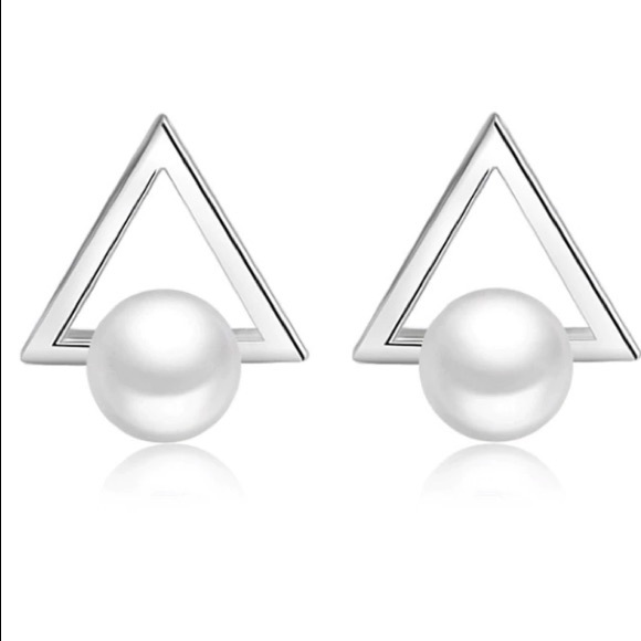 NEW!๐๐๐AWESOME & ADORABLE๐PEARL TRIANGLE STUDS - Picture 7 of 8